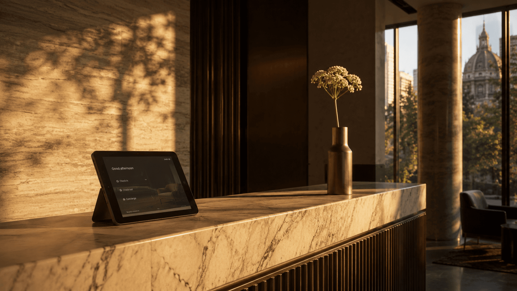 Recepción de hotel con luz cálida de tarde