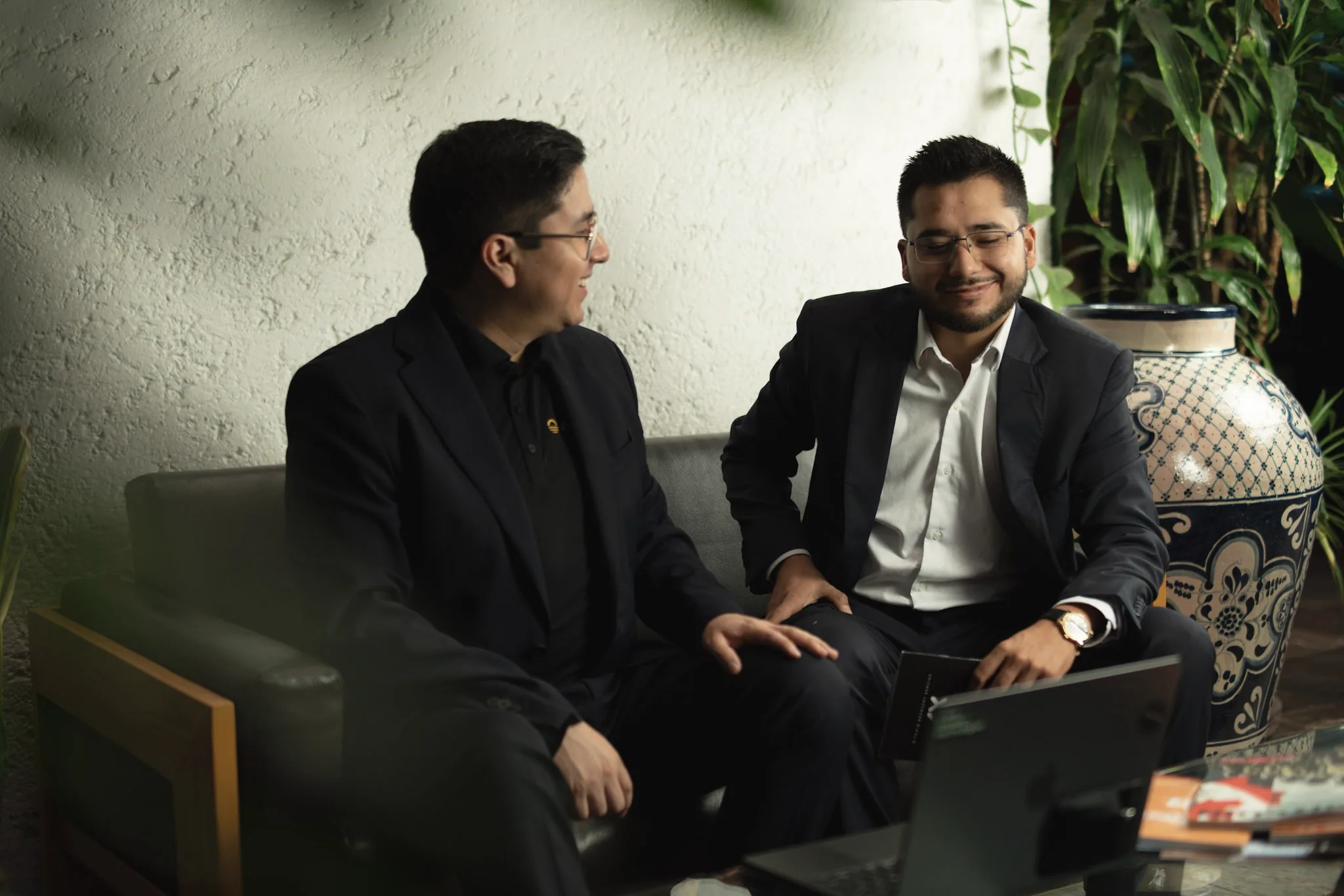 Gustavo Flores Echaiz y Rodrigo Lomelí conversando en una reunión en la oficina de Aureo en la Ciudad de México