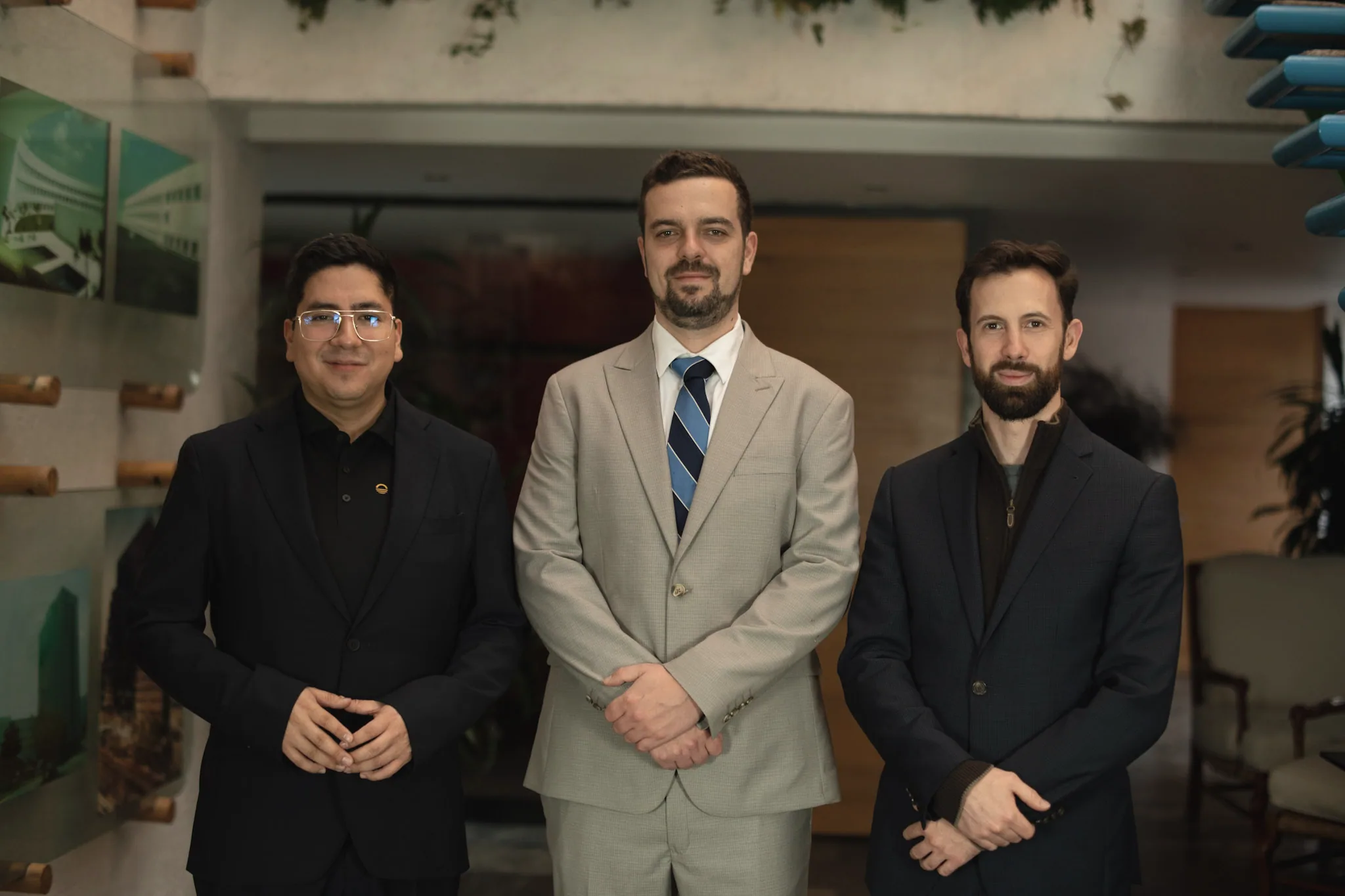 Los fundadores de Aureo, Gustavo Flores Echaiz, Maciej Cepnik y Tristan Borges Solari, en la oficina de la firma en la Ciudad de México