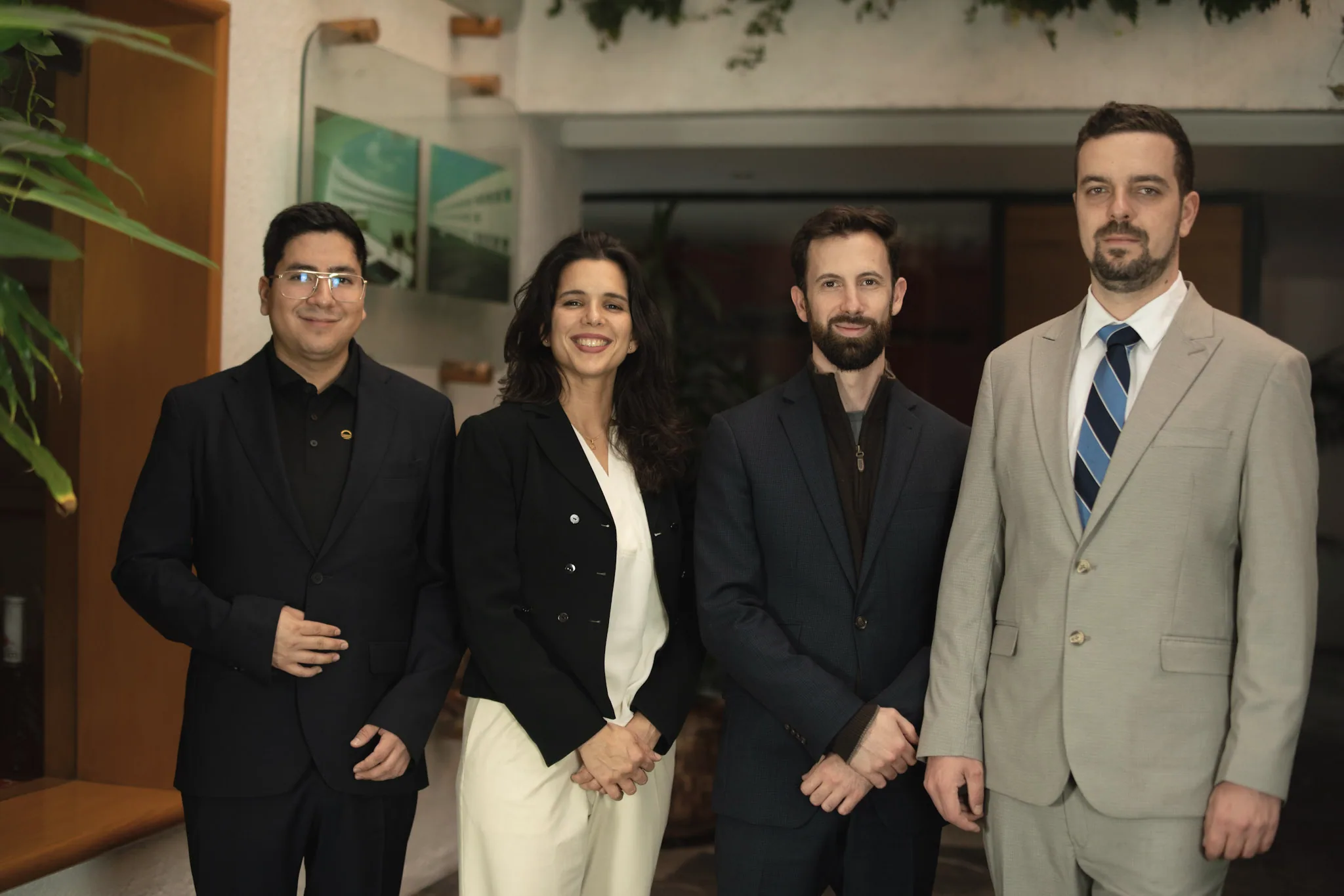 Gustavo Flores Echaiz, Claudia Sotomayor, Tristan Borges Solari y Maciej Cepnik en la oficina de Aureo en la Ciudad de México