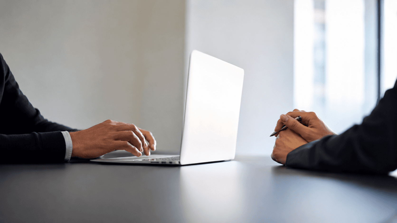 Equipo de servicios profesionales en reunión